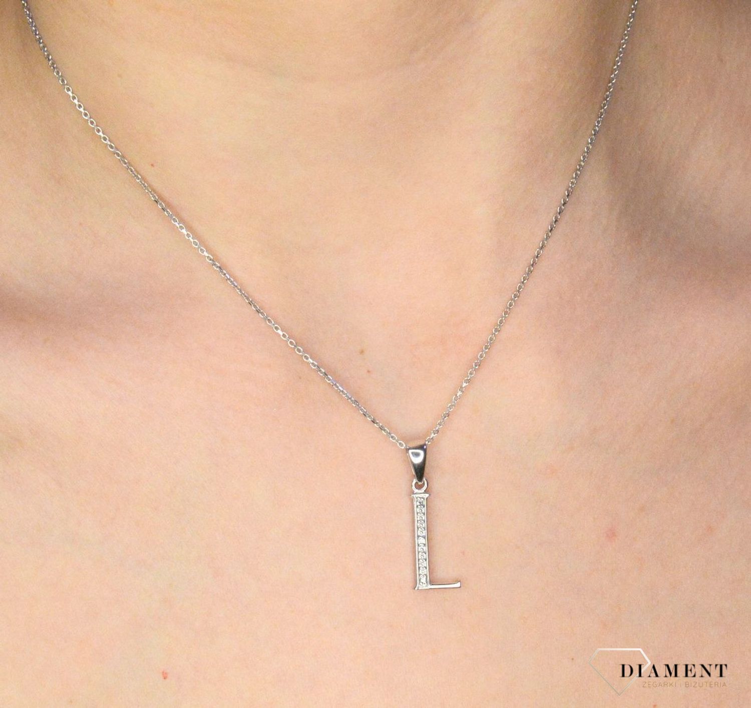 Srebrna zawieszka Literka L z cyrkonią AP17-0214 L. Jedyna w swoim rodzaju srebrna zawieszka w kształcie literki L ozdobiona cyrkoniami. Wisiorek został wykonany z wysokiej jakości srebra próby 925.jpg